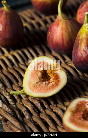 Materie organiche fichi viola pronto a mangiare Foto Stock