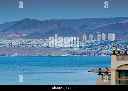 Giordania, Aqaba, vista in elevazione del mar Rosso verso Eilat, Israele dall'Intercontinental Hotel, alba Foto Stock