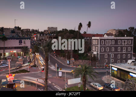 Israele, la Galilea, Tiberias, vista in elevazione su HaBanim Street, crepuscolo Foto Stock