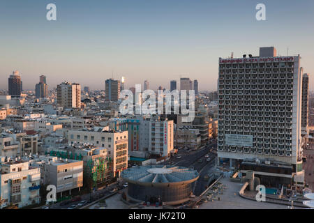 Israele, Tel Aviv, elevati città vista dal fronte spiaggia, tardo pomeriggio Foto Stock