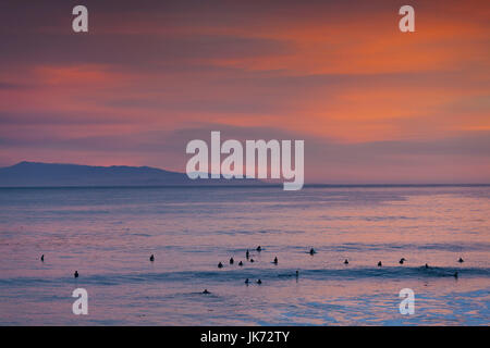 Stati Uniti, California, Central Coast, Santa Cruz, Faro campo State Beach, surfisti sulla corsia di vaporizzatori, tramonto Foto Stock
