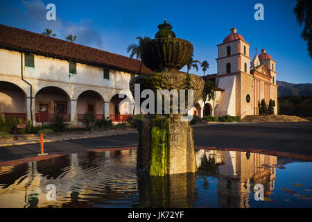 Stati Uniti d'America, la California, la California del Sud, Santa Barbara, la missione di Santa Barbara, alba Foto Stock