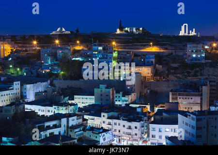 Giordania, Amman, vista in elevazione del centro di Amman e la Cittadella, crepuscolo Foto Stock