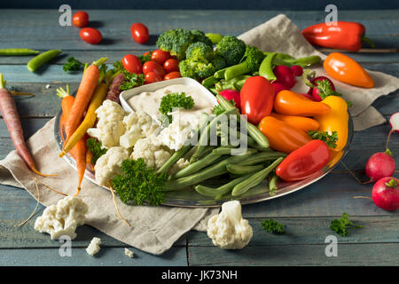 Materie vegetali rinfrescanti Crudites piastra con Ranch Dip Foto Stock