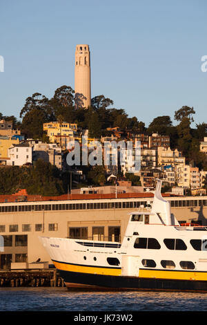 Stati Uniti, California, San Francisco, Embarcadero, vista città con la Torre Coit, sunrise Foto Stock