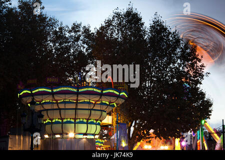 Francia, regione Aquitania, Gironde Department, Bordeaux, Esplanade des Quinconces e carnevale, tramonto Foto Stock