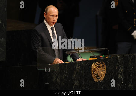 NEW YORK, NY - 28 settembre: il Presidente russo Vladimir Putin risolve il settantesimo sessione dell' Assemblea generale delle Nazioni Unite in sede ONU il 28 settembre 2015. Credito: Dennis Van Tine/MediaPunch Foto Stock