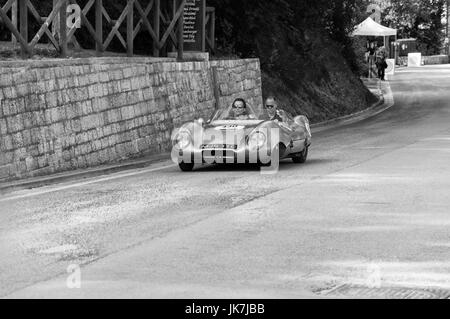 LOTUS UNDICI CLIMAX 1956 su una vecchia macchina da corsa nel rally Mille Miglia 2017 Foto Stock