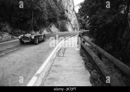 Gola del Furlo, Italia - 19 maggio: Ferrari 225 s spider vignale 1952 su una vecchia macchina da corsa nel rally mille miglia 2017 il famoso storico italiano della gara ( Foto Stock