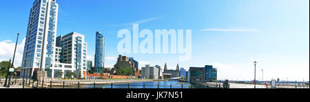 Vista panoramica dei moderni uffici e alberghi in WILLIAM JESSOP WAY (sinistra) e Princes Dock con il Liver Building al centro,Liverpool, Regno Unito Foto Stock