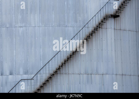 Circolare scale di metallo in un serbatoio di olio, Spagna Foto Stock