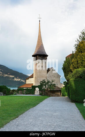 Chiesa sul lago di Thun in Svizzera Foto Stock