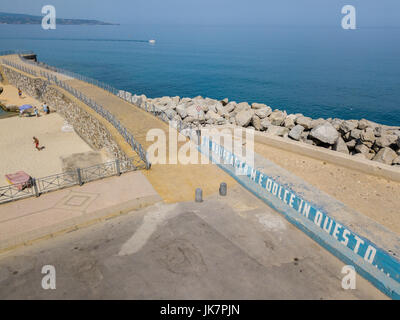 Pier e la scrittura sul jersey: e il naufragar è dolce in questo mare, vista aerea. È dalla poesia: l infinito di Giacomo Leopardi. Un fa Foto Stock