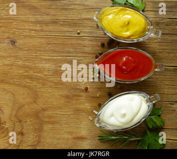 Diversi tipi di salse in sughi di vetro Foto Stock