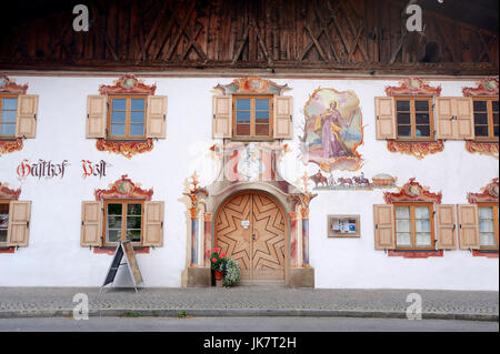 Il ristorante 'Gasthof Post' con dipinti, Krun, Werdenfelser Land Baviera, Germania | Ristorante 'Gasthof Post' mit Lueftlmalerei, Kruen Foto Stock