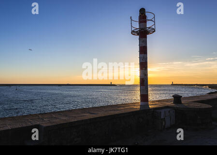 Tramonto sul fiume Douro bocca all'Oceano Atlantico in Foz do Douro distretto della città di Porto, la seconda più grande città in Portogallo Foto Stock