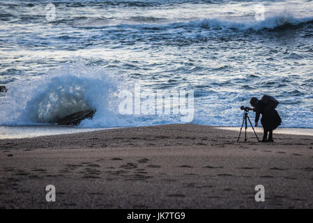 La donna prende la foto di Oceano Atlantico onde in Foz do Douro distretto della città di Porto, la seconda più grande città in Portogallo Foto Stock