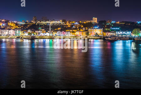 Cantine di vino porto su Vila Nova de Gaia città embankment visto dalla città di Porto in Portogallo Foto Stock