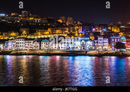 Cantine di vino porto su Vila Nova de Gaia città embankment visto dalla città di Porto in Portogallo Foto Stock