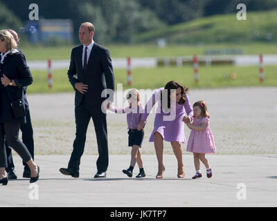 La Gran Bretagna è il principe William e Catherine, duchessa di Cambridge visita Airbus ad Amburgo prima di essere uniti da Prince George e la Principessa Charlotte a guardare alcuni elicotteri prima di volare a casa. Foto Stock