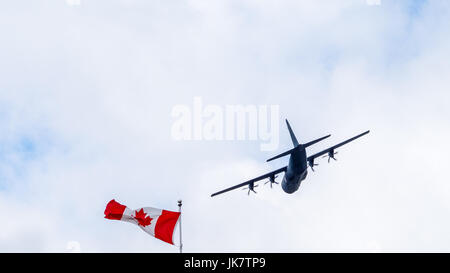 CC-130, a quattro motori a turboelica i velivoli militari da trasporto della Royal Canadian Air Force flypast la bandiera del Canada nel Canada giorno (1 luglio) Foto Stock