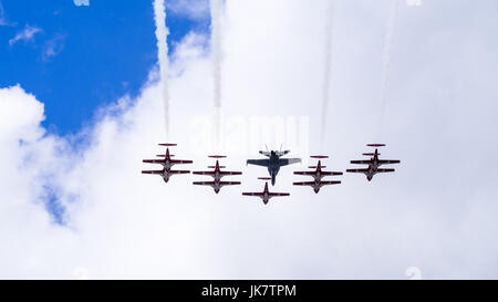 Il Snowbirds del Canada acrobazia aerea militare (air show dimostrazione di volo team) flypast sul giorno del Canada, Ottawa, capitale del Canada Foto Stock