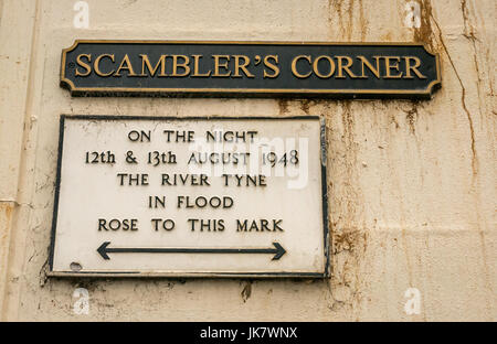 Informazioni segno a Scambler's Corner, Haddington, Scozia, indicando altezza di inondazione in agosto 1948 quando il Fiume Tyne allagato Foto Stock