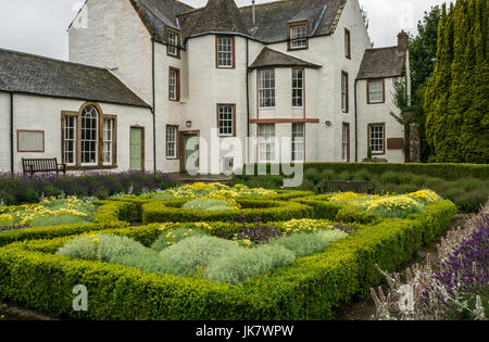 Formale giardino sommerso e Haddington casa in St Mary's Pleasance giardino a Haddington, East Lothian, Scozia Foto Stock