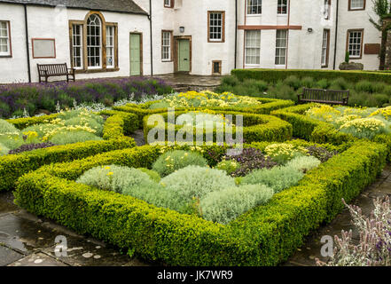 Formale giardino sommerso e Haddington House, St Mary Pleasance giardino,Haddington, East Lothian, Scozia, Regno Unito Foto Stock