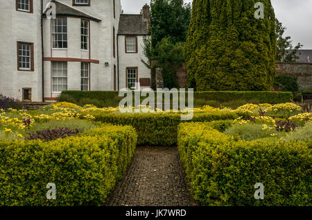 Formale giardino sommerso e Haddington House, St Mary Pleasance giardino,Haddington, East Lothian, Scozia, Regno Unito Foto Stock