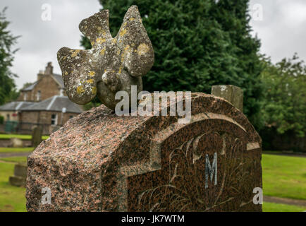 Primo piano di ornamentale uccello di pietra in cima alla lapide in Churchyard, Haddington, East Lothian, Scozia, Regno Unito Foto Stock