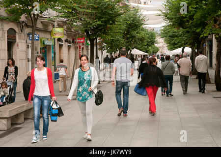 El Paseo - strada pedonale nel centro storico della città di Orense, regione della Galizia, Spagna, Europa Foto Stock