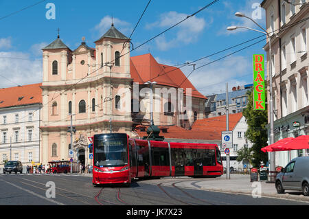 Chiesa della Trinità con un moderno Skoda 29t ForCity Plus in tram in primo piano, Bratislava, Slovacchia Foto Stock