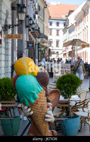 Il gelato in Città Vecchia, la piazza principale, Bratislava, Slovacchia Foto Stock