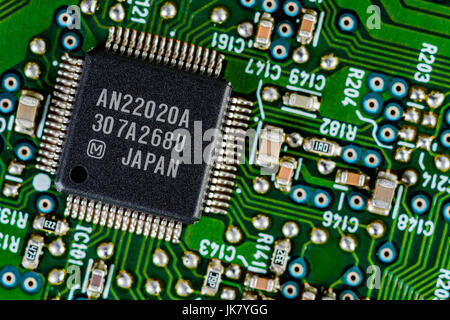 Dettaglio di una scheda elettronica a circuito stampato con molti  componenti elettronici Foto stock - Alamy