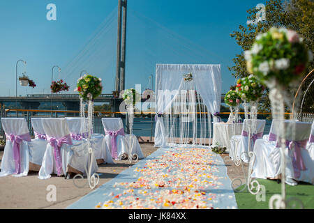 Bellissime decorazioni per matrimoni e decorazioni arco nuziale e fiori Foto Stock