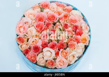Molti boccioli di rosa in una scatola rotonda, decorazioni per matrimoni Foto Stock
