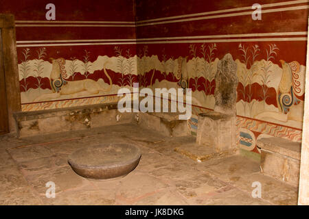 La Sala del Trono con il suo famoso griffin couchant affreschi del palazzo di Cnosso che fu il centro della civiltà minoica e cultura. Foto Stock