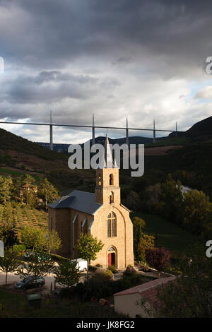 Francia, regione Midi-Pyrenees, Aveyron Department, Peyre, vista città con il viadotto di Millau Bridge Foto Stock