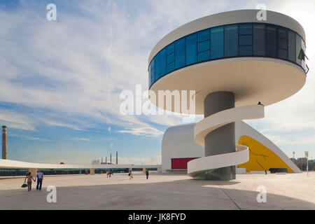 Spagna, Asturie, Asturias Provincia, Aviles, Centro Niemeyer, Arts Centre progettato dall architetto brasiliano Oscar Niemeyer nel già inquinate città industriale, costruito 2011 Foto Stock