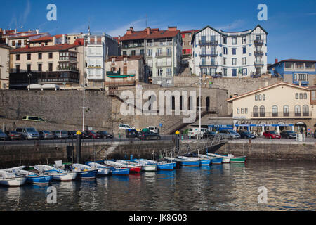 Spagna, Paese Basco regione, provincia di Guipuzcoa, Getaria e vista sul porto Foto Stock