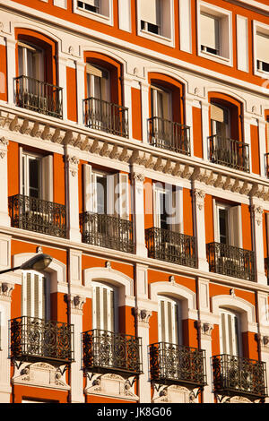 Spagna, Madrid, Area Salamanca, edifici lungo Calle de Alcalá, mattina Foto Stock