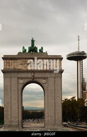 Spagna, Madrid, Area di Moncloa, Arco de la Victoria arch e il Faro de Moncloa torre di visualizzazione Foto Stock