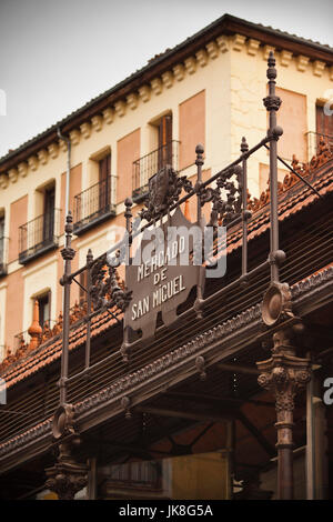 Spagna, Madrid, Plaza de San Miguel, il Mercado de San Miguel, alimentare artigianale marketplace, segno Foto Stock