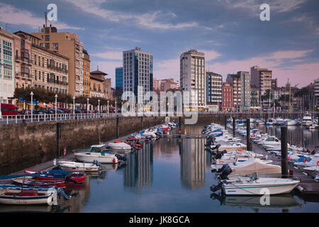 Spagna, Asturie, Asturias Provincia, Gijon, Cimadevilla Città Vecchia, Harbourfront edifici lungo il Puerto Deportivo port, sera Foto Stock