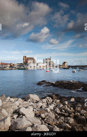 Spagna Cantabria regione Cantabria Provincia, Castro-Urdiales, la vista della città e del porto Foto Stock