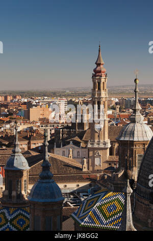 Spagna, regione di Aragona, provincia di Zaragoza, Zaragoza, Basilica de Nuestra Senora del Pilar, elevati vista dalla Torre Pilar tower Foto Stock