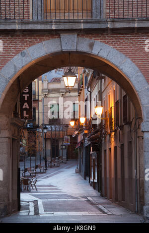 Spagna, Castilla y Leon Regione, Provincia di Avila, Avila, Plaza del Mercado Chico, arcata Foto Stock