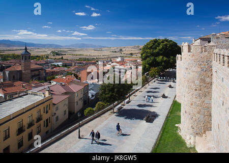 Spagna, Castilla y Leon Regione, Provincia di Avila, Avila, vista in elevazione del Paseo del Rastro da Las Muralls, mura Foto Stock