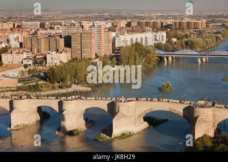 Spagna, regione di Aragona, provincia di Zaragoza, Zaragoza, Basilica de Nuestra Senora del Pilar, elevati vista dalla Torre Pilar torre del Puete de Piedra bridge Foto Stock